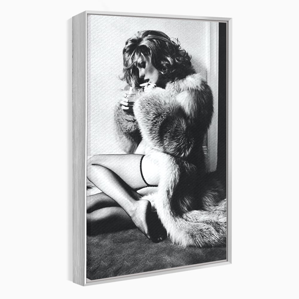Tablou canvas cu tablou portret femeie retro cu blana, in rama de aluminiu argintiu